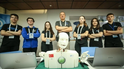Bursa'da liseliler "işaret dili bilen insansı robot" geliştirdi