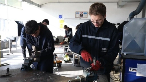 Bursa'da meslek liseliler atıl malzemeleri geri d&ouml;n&uuml;ş&uuml;me kazandırıyor