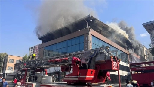Bursa'da tekstil mağazasında çıkan yangına müdahale ediliyor