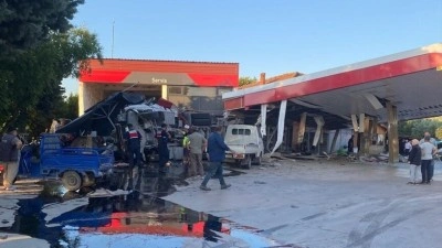 Bursa'da tır akaryakıt istasyonundaki marketin duvarına &ccedil;arptı, 1 kişi &ouml;ld&uuml;, 2 kişi yaralandı