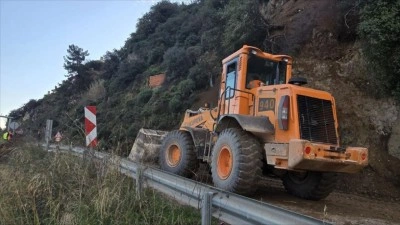 Bursa'da toprak kaymasının olduğu Mudanya-Altıntaş sahil yolunda &ccedil;alışmalar s&uuml;r&uuml;yor