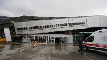 Bursa'da sağanak nedeniyle otobüs terminalinin çatısındaki çökme güvenlik kamerasında