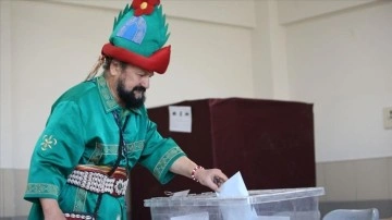 Bursa'da sanatçı Bülent Akay 'Hacivat' kostümüyle oyunu kullandı