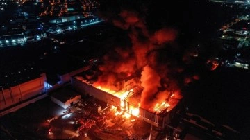 Bursa'da tekstil fabrikasında çıkan yangın kısmen kontrol altına alındı