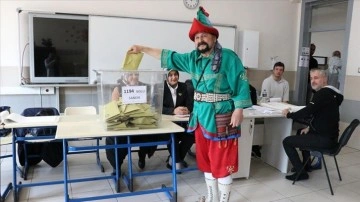 Bursa'nın Bursa'nın 'Hacivat'ı kostümüyle oyunu kullandı
