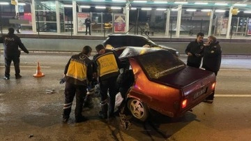 Bursaray'ın duvarına çarpan otomobildeki iki kişi yaralandı