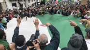 Buteflika'nın istifasından sonra Cezayirliler 'Hepsi gitmeli' sloganıyla sokakta