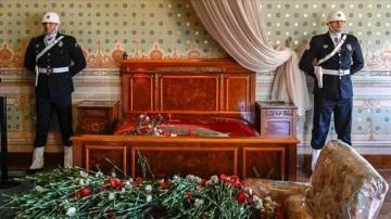 Büyük Önder Atatürk, Dolmabahçe Sarayı'ndaki odasında törenle anıldı