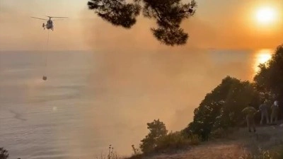 B&uuml;y&uuml;kada'da plajdaki restoranda başlayıp ormanlık alana sı&ccedil;rayan yangın s&ouml;nd&uuml;r&uuml;ld&uuml;