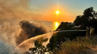 B&uuml;y&uuml;kada'da plajdaki restoranda başlayıp ormanlık alana sı&ccedil;rayan yangına m&uuml;dahale ediliyor