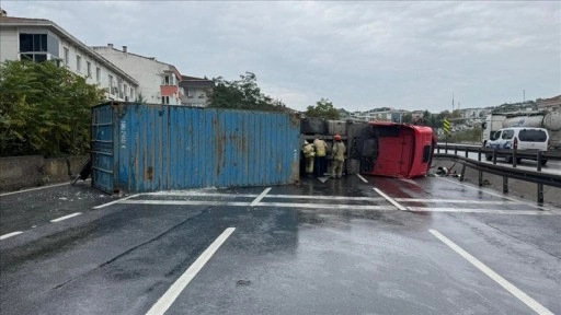 Büyükçekmece'de devrilen tır nedeniyle kapanan D-100 kara yolu Edirne istikameti trafiğe açıldı