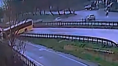 B&uuml;y&uuml;k&ccedil;ekmece'de İETT otob&uuml;s&uuml; yol kenarındaki bariyere &ccedil;arptı