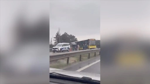 Büyükçekmece'de İETT otobüsünün kayarak yoldan çıkması kamerada
