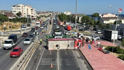 B&uuml;y&uuml;k&ccedil;ekmece'de otomobille &ccedil;arpışan itfaiye aracı devrildi