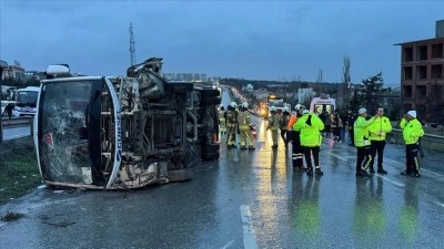 B&uuml;y&uuml;k&ccedil;ekmece'de servis aracının devrilmesi sonucu 1 kişi &ouml;ld&uuml;, 9 kişi yaralandı
