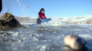 Buz tutan Çıldır Gölü&#039;nde Eskimo usulü avcılık başladı