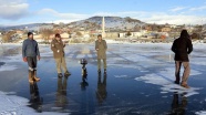 Buz tutan göl üzerinde çay ve kızak keyfi