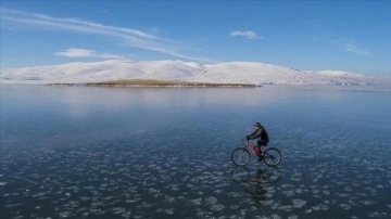 Buzla kaplanan Çıldır Gölü'nde çocukların bisiklet keyfi