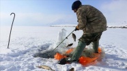 Buzla kaplı 2 bin 241 rakımlı gölde zorlu balık avı