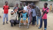 Çad&#039;da bedensel engelli çocuğa Türkiye&#039;deki hayırseverlerin bağışıyla tekerlekli sandalye