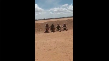 Çad ordusunun Fransız askerlerin silahlarını alarak tek sıraya dizdiği görüntüler ortaya çıktı