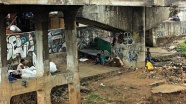 Cakarta&#39;da evsizlerin köprü altlarında yaşama mücadelesi