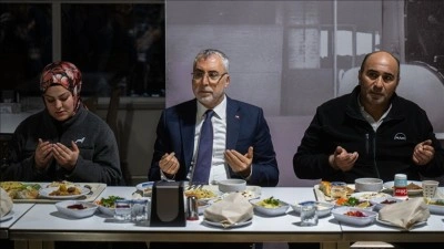 &Ccedil;alışma ve Sosyal G&uuml;venlik Bakanı Işıkhan, ilk iftarını fabrika iş&ccedil;ileriyle yaptı