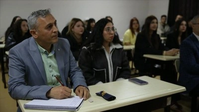 &Ccedil;alıştığı &uuml;niversitede eğitim hayatını s&uuml;rd&uuml;r&uuml;yor