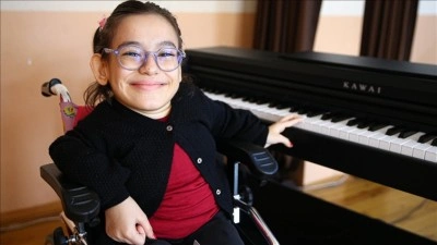 Cam kemik ve skolyoz hastası Zeynep Duru'nun hayali sahnede piyano &ccedil;almak