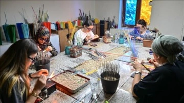 Cam ustası Bayraktar, sanatının inceliklerini öğrencilerine aktarıyor