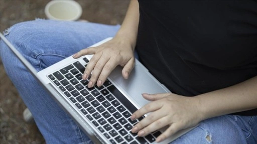 Cambridge Sözlüğü, "parasocial"ı 2025'in kelimesi seçti