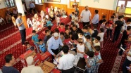 Cami cemaatinden Suriyeli çocuklara hediye
