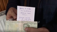 Camide telefonunu şarj eden genç, prizin yanına para ve not bıraktı
