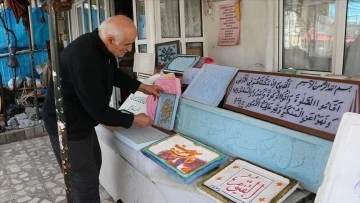 Camilerde gördüğü hat yazılarını 51 yıldır oyma yöntemiyle işliyor