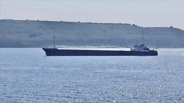 Çanakkale Boğazı'nda karaya oturan yük gemisi kurtarıldı