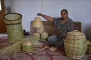 Çanakkale&#039;de 40 yıldır örme sepet üreten kadın siparişlere yetişemiyor