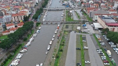 &Ccedil;anakkale'de debisi y&uuml;kselen Sarı&ccedil;ay'da yaşanan taşkın dronla g&ouml;r&uuml;nt&uuml;lendi