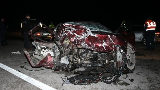 &Ccedil;anakkale'de iki otomobilin &ccedil;arpıştığı kazada 5 kişi &ouml;ld&uuml;, 1 kişi yaralandı