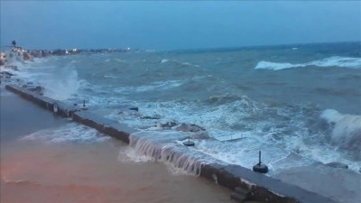&Ccedil;anakkale'de kuvvetli fırtına hayatı olumsuz etkiledi
