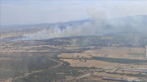 Çanakkale'de orman dışı alanda çıkan yangın söndürülmeye çalışılıyor
