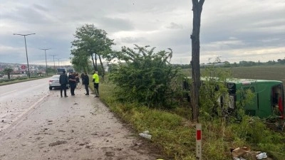 &Ccedil;anakkale'de tur otob&uuml;s&uuml; devrildi, 46 kişi yaralandı