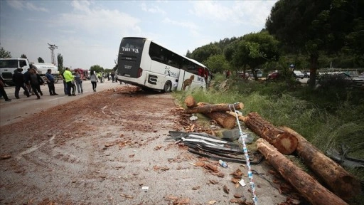 Çanakkale'de yolcu otobüsü ile kamyon çarpıştı