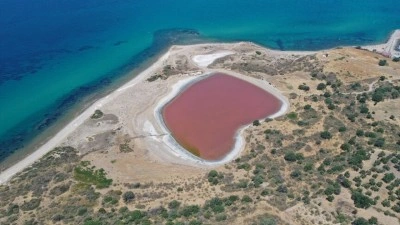 &Ccedil;anakkale'deki 'Kalpli G&ouml;l' pembeye b&uuml;r&uuml;nd&uuml;