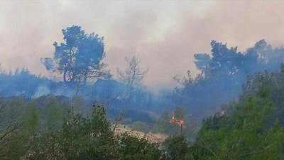 &Ccedil;anakkale'nin Ezine il&ccedil;esinde ormanlık alanda &ccedil;ıkan yangına m&uuml;dahale ediliyor