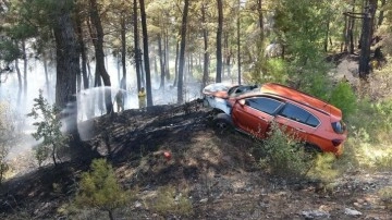 Çanakkale'de kaza yapan araçta başlayıp ormana sıçrayan yangına müdahale ediliyor