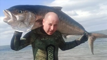 Çanakkaleli balık avcısı zıpkınla 50 kilogramlık dev akya yakaladı