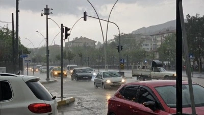 &Ccedil;ankırı ve Bolu'da sağanak hayatı olumsuz etkiledi