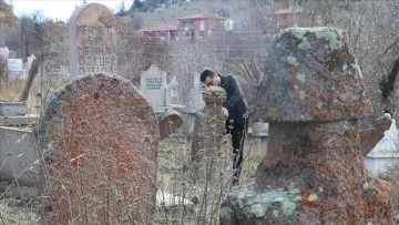 Çankırı'da iki akademisyen kentteki mezar taşlarını inceleyerek kayıt altına alıyor