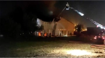 Çatalca'da iş yerinin deposunda çıkan yangına müdahale ediliyor