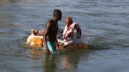 Çatışmalardan kaçan Etiyopyalılar, bidondan yapılmış sallarla nehri geçerek Sudan’a sığınıyor